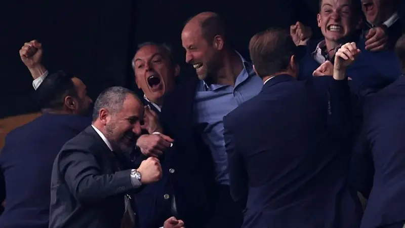 Prince william drinks beer with Aston Villa Players